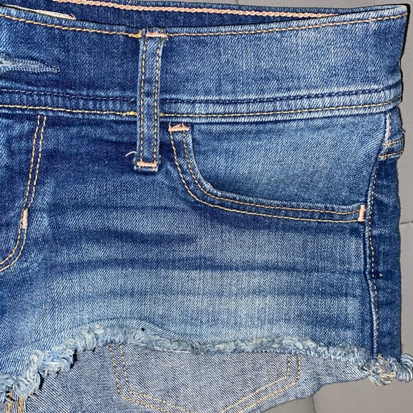 Short shorts - Picture 4 of 4